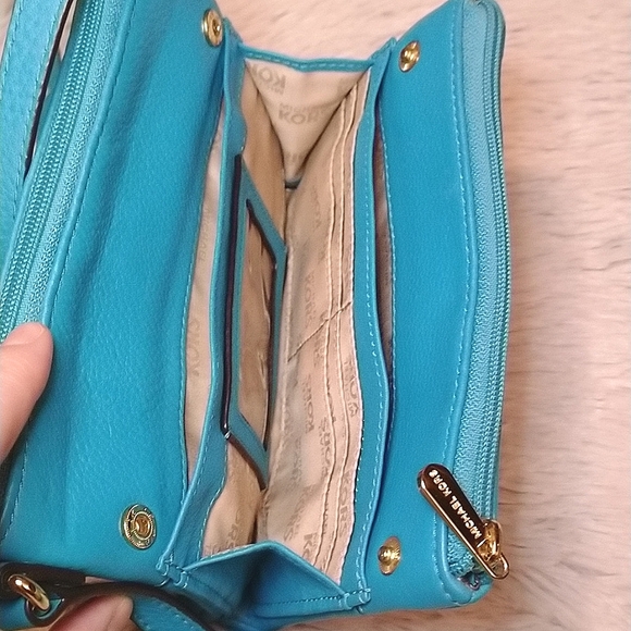 GUC Michael Kors Summer Blue Crossbody Bag - Picture 7 of 15
